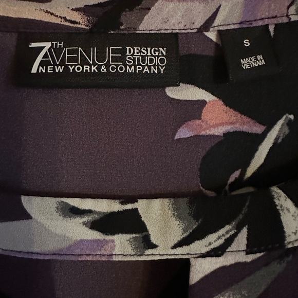 Purple NY & Co Floral Polyester Blouse - Small - Picture 2 of 2